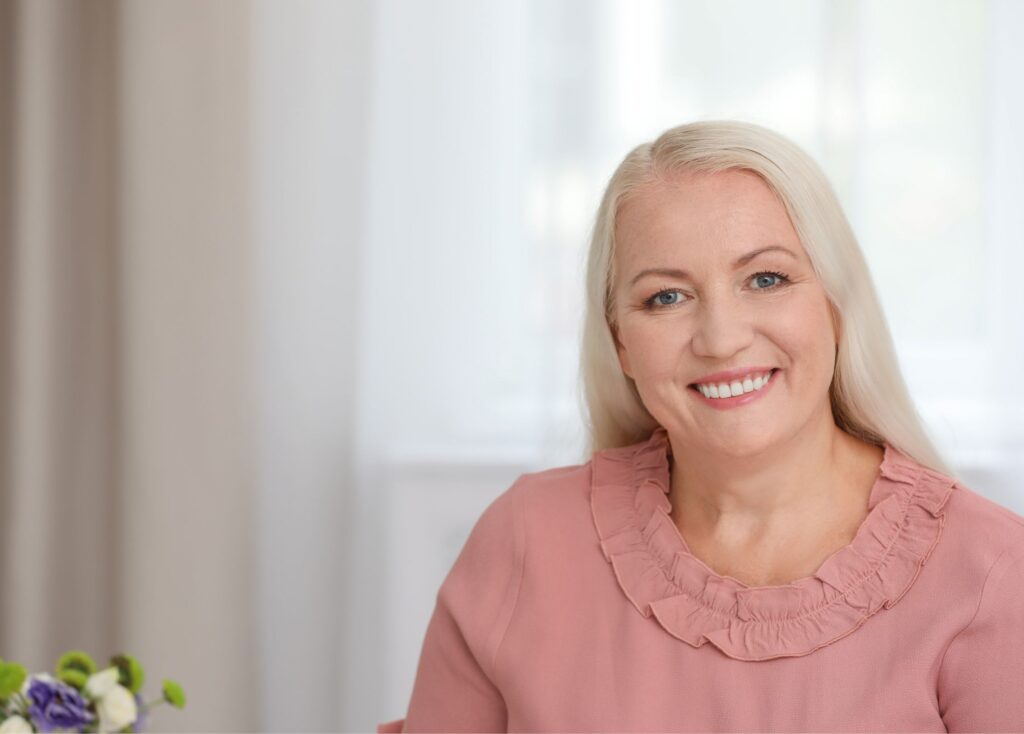 Lächelnde Frau mit heller Haut und weichem Ausdruck – Symbol für natürliche Ausstrahlung durch ganzheitliche Hautberatung